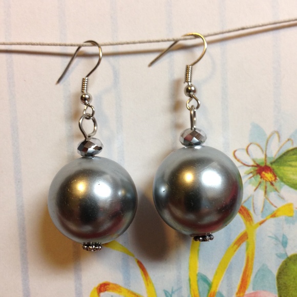 Pearl In A Grayish Metallic Tone Drop Earrings - Picture 5 of 8